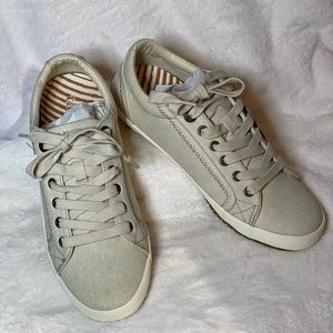 Taos Shoes. Size 9- Brand New